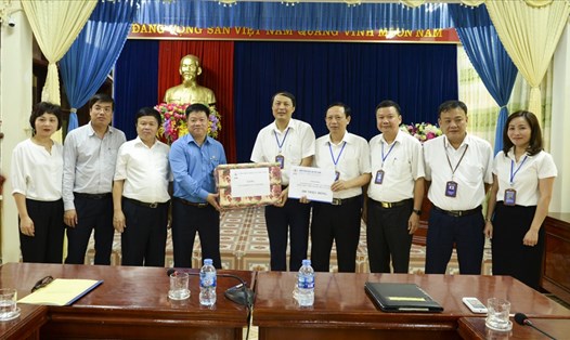 Chủ tịch CĐ Điện lực VN Khuất Quang Mậu (thứ 4 từ trái sang) trao quà cho CBCNV điện lực huyện Văn Chấn (Yên Bái). Ảnh: K.C