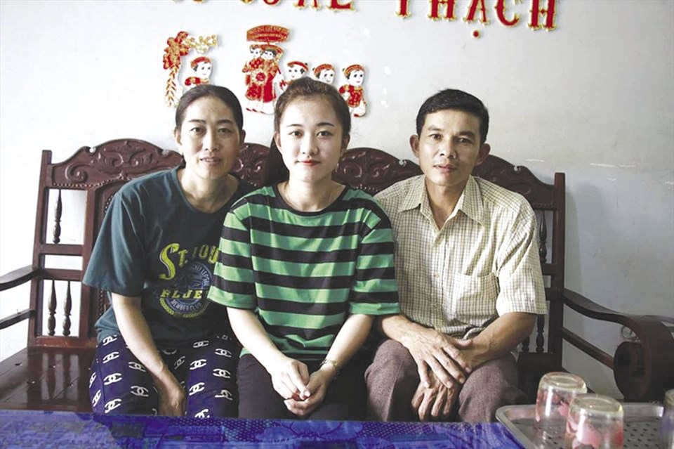 Nữ sinh bị cưa chân trúng tuyển vào trường Đại học Luật TPHCM hạnh phúc bên bố mẹ.