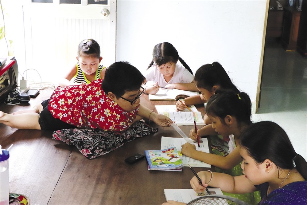 Lớp học tình thương của "thiên thần không đôi chân" Huỳnh Thanh Thảo đã tiếp thêm động lực để các em học sinh ấp Ràng cố gắng học hơn. Ảnh: MP