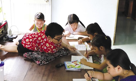 Lớp học tình thương của "thiên thần không đôi chân" Huỳnh Thanh Thảo đã tiếp thêm động lực để các em học sinh ấp Ràng cố gắng học hơn. Ảnh: MP