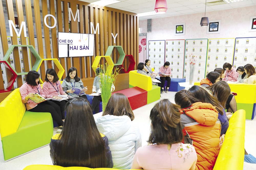 Lao động nữ thời kỳ nghỉ thai sản của Cty Samsung Việt Nam nghỉ ngơi tại Mommy room, khu tiện ích dành cho lao động nữ thai sản - Ảnh: SS