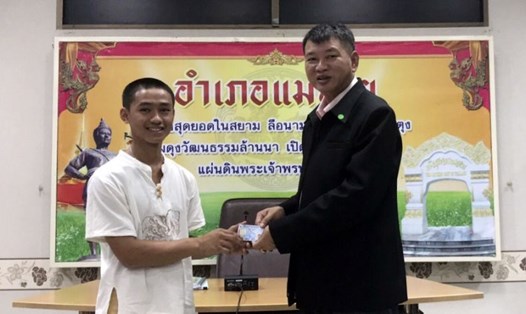 Cầu thủ nhí đội Lợn hoang Adul Samon được trao chứng minh thư. Ảnh: AP. 