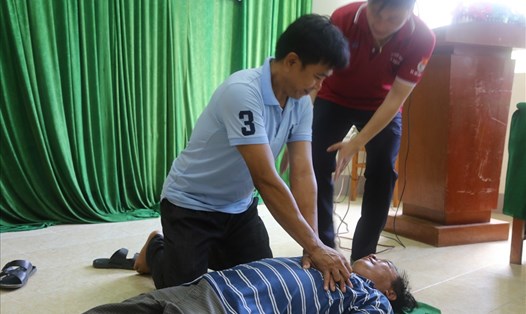 Các bác sĩ Đoàn bệnh viện Chợ Rẫy đang tập huấn sơ cứu cho ngư dân đảo Thổ Chu