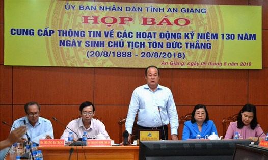 Ông Nguyễn Thanh Bình - Phó Chủ tịch UBND tỉnh An Giang chủ trì buổi họp báo. Ảnh: Lục Tùng