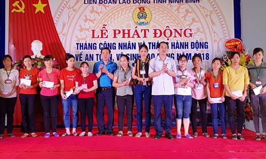 Đại diện lãnh đạo LĐLĐ tỉnh Ninh Bình tặng quà cho CNLĐ nhân dịp Tháng Công nhân. Ảnh: NGUYỄN TRƯỜNG