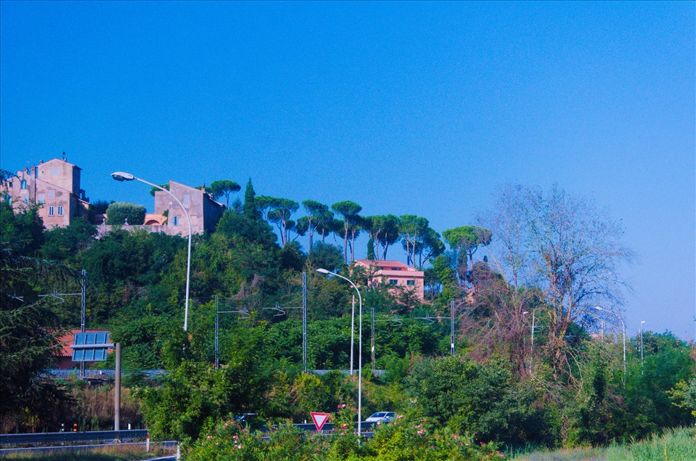 Những ngôi nhà với lối kiến trúc đặc sắc của Italia. Ảnh: Trần Ánh Dương