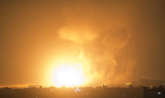 Một vụ nổ do các cuộc không kích của Israel vào thành phố Gaza gây ra vào sáng sớm ngày 9.8. Ảnh: AP
