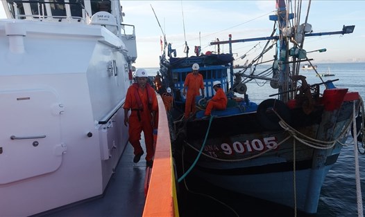 Lực lượng cứu hộ đã cứu 6 thuyền viên và lai dắt tàu cá ĐNa 90105 về đất liền an toàn. (ảnh: Trung tâm cung cấp) 