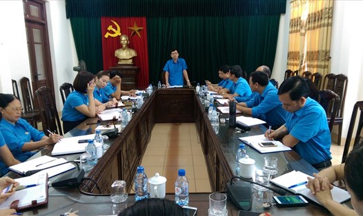 Chủ tịch LĐLĐ tỉnh Thái Bình Bùi Xuân Vinh chủ trì cuộc họp.