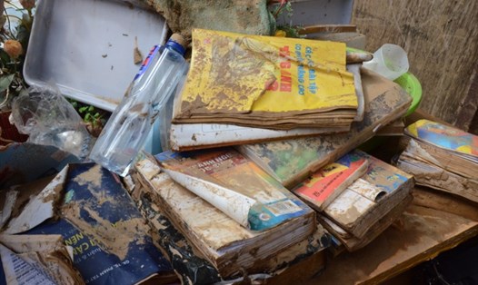 Đợt lũ khiến nhà trường thiệt hại gần 2 tỉ đồng, nhiều vật dụng và sách vở của học sinh và giáo viên bị nhấn chìm trong bùn đất, hư hỏng nặng nề. 