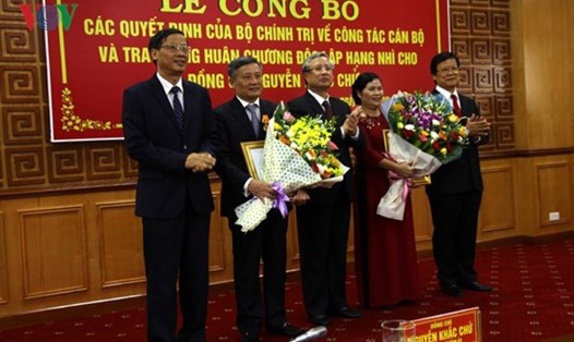 Ủy viên Bộ Chính trị, Thường trực Ban Bí thư Trần Quốc Vượng cùng lãnh đạo Ban Tổ chức Trung ương và tỉnh Lai Châu chúc mừng tân Bí thư và nguyên Bí thư 