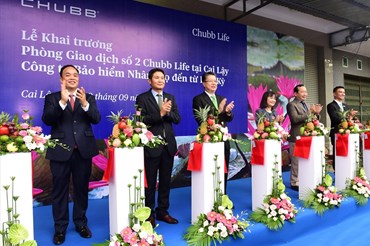 Đại diện Chubb Life Việt Nam cắt băng khai trương văn phòng kinh doanh mới tại Cai Lậy.