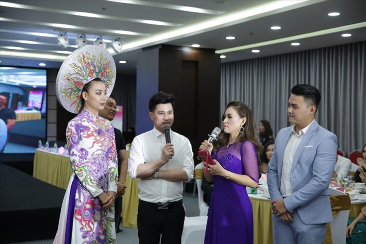 Thí sinh "Nữ hoàng người mẫu doanh nhân Đất Việt" hào hứng đấu giá từ thiện
