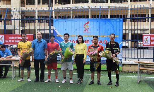 Đồng chí Ngô Đức Tuấn tặng hoa đại diện các đội tham dự giải. 