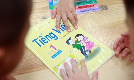 Tài liệu Tiếng Việt lớp 1 - Công nghệ giáo dục đang gây nhiều tranh cãi. Ảnh: Hải Nguyễn