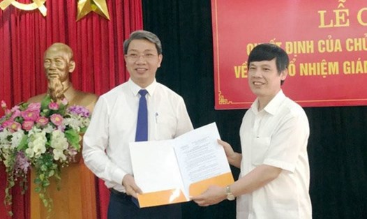 Ông Nguyễn Đình Xứng - Chủ tịch UBND tỉnh Thanh Hoá (phải) trao quyết định cho ông Lê Đức Giang. Ảnh: Lam Giang