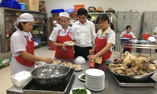 Chủ tịch CĐ Cty CP Gạch men TASA Phạm Hữu Vũ xem xét công tác chuẩn bị bữa ăn liên hoan cho công nhân lao động dịp 2.9 vừa qua. Ảnh: L.NGUYÊN