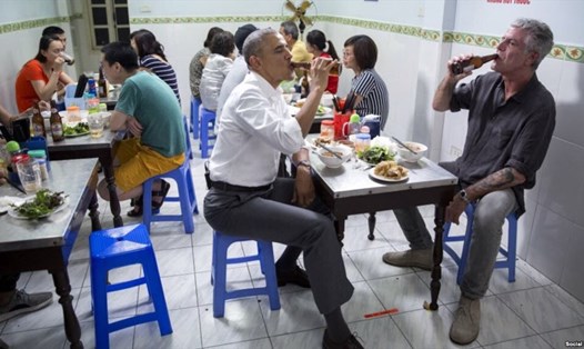 Tổng thống Barack Obama ăn bún chả và uống bia cùng đầu bếp Anthony Bourdain ở Hà Nội, tháng 5.2016. Ảnh: Twitter Barack Obama