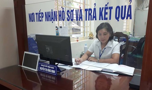 Chị Nguyễn Thị Hồng Minh tiếp nhận hồ sơ tại bộ phận Một cửa phường Thanh Nhàn (quận Hai Bà Trưng).