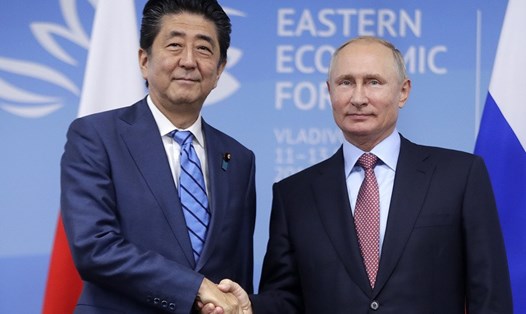 Tổng thống Nga Vladimir Putin gặp Thủ tướng Nhật Bản Shinzo Abe. Ảnh: TASS
