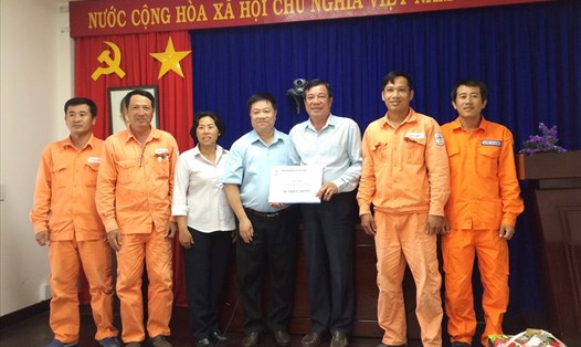 Chủ tịch CĐ ĐLVN Khuất Quang Mậu (thứ 4, từ trái sang) trao quà cho CBCNV điện lực Côn Đảo. Ảnh: Đ.L
