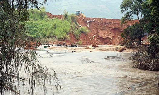 Hiện trường vụ vỡ hồ chứa chất thải phân bón ngày 7.9 - Ảnh: Tiền Phong.