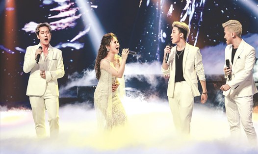 Hương Tràm và Top 3 thí sinh nam mở màn đêm thi với “Tình về nơi đâu” đầy cảm xúc.
