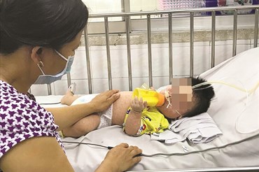 Một trẻ mắc bệnh sởi đang điều trị tại một bệnh viện tại TPHCM. Ảnh: PV