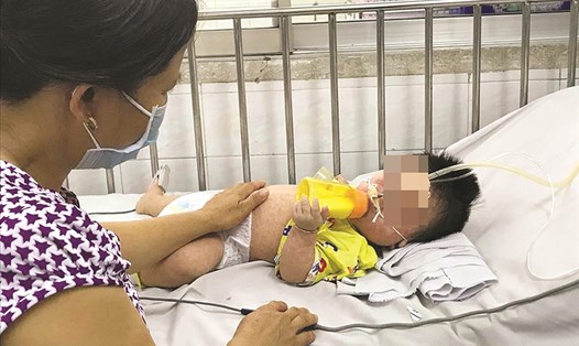 Một trẻ mắc bệnh sởi đang điều trị tại một bệnh viện tại TPHCM. Ảnh: PV
