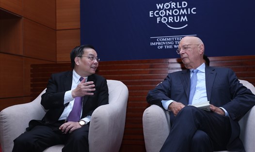 Bộ trưởng Bộ KHCN Chu Ngọc Anh tiếp kiến giáo sư Klaus Schwab – Chủ tịch điều hành Diễn đàn kinh tế thế giới. Ảnh: ĐT