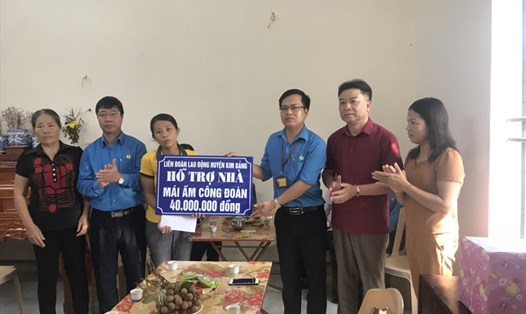 Ông Trịnh Văn Bừng, Tỉnh ủy viên, Chủ tịch LĐLĐ tỉnh Hà Nam (thứ 2 từ trái sang) trao hỗ trợ nhà Mái ấm CĐ tới chị Nguyễn Thị Huệ. Ảnh: PV