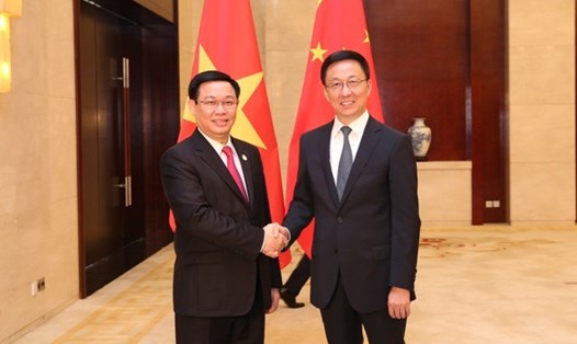 Phó Thủ tướng Vương Đình Huệ bắt tay Phó Thủ tướng Trung Quốc Hàn Chính. Ảnh: BNG. 
