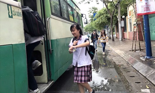 Xe buýt TPHCM chưa thu hút học sinh đi lại vì không đúng giờ. Ảnh: Minh Quân.