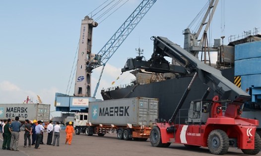 Vận chuyển hàng container tại Cảng Quy Nhơn. Ảnh: X.N