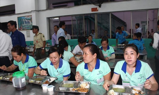 TƯLĐTT có chất lượng giúp nâng cao chất lượng bữa ăn giữa ca cho công nhân. Ảnh: PV