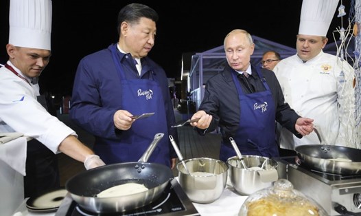 Tổng thống Nga Vladimir Putin và Chủ tịch Trung Quốc Tập Cận Bình đã có cuộc dạo bộ thăm chợ cá trên đảo Russky và nướng bánh kếp. Ảnh: AP