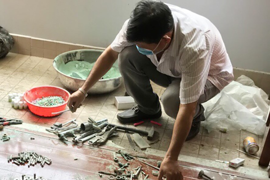 Công an khám xét, thu giữ nhiều ma túy tổng hợp thành phẩm cùng nhiều nguyên liệu, máy móc, phương tiện sản xuất ma túy tổng hợp tại TPHCM. Ảnh: Trường Sơn.