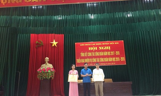 Đồng chí Nguyễn Thái Dương - Phó Chủ tịch LĐLĐ tỉnh Thái Bình - trao bằng khen của Tổng LĐLĐVN cho các tập, cá nhân.