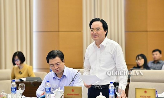 Bộ trưởng Phùng Xuân Nhạ báo cáo Thường vụ Quốc hội về các chính sách mới. Ảnh: QH