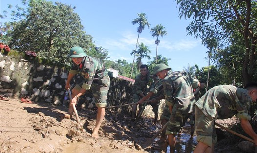 Bộ đội giúp dân khắc phục sau lũ ở xã Cẩm Phong, Cẩm Thuỷ. Ảnh: X.H