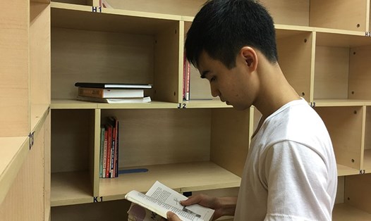 Phạm Minh Hiếu tranh thủ ngày nghỉ xuống thư viện ký túc xá Cty đọc sách. Ảnh: T.E.A