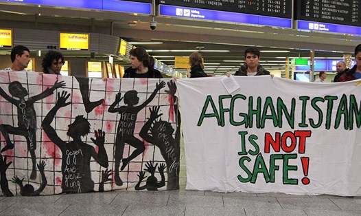 Một tấm áp-phích của người dân Afghanistan - Ảnh: AFP