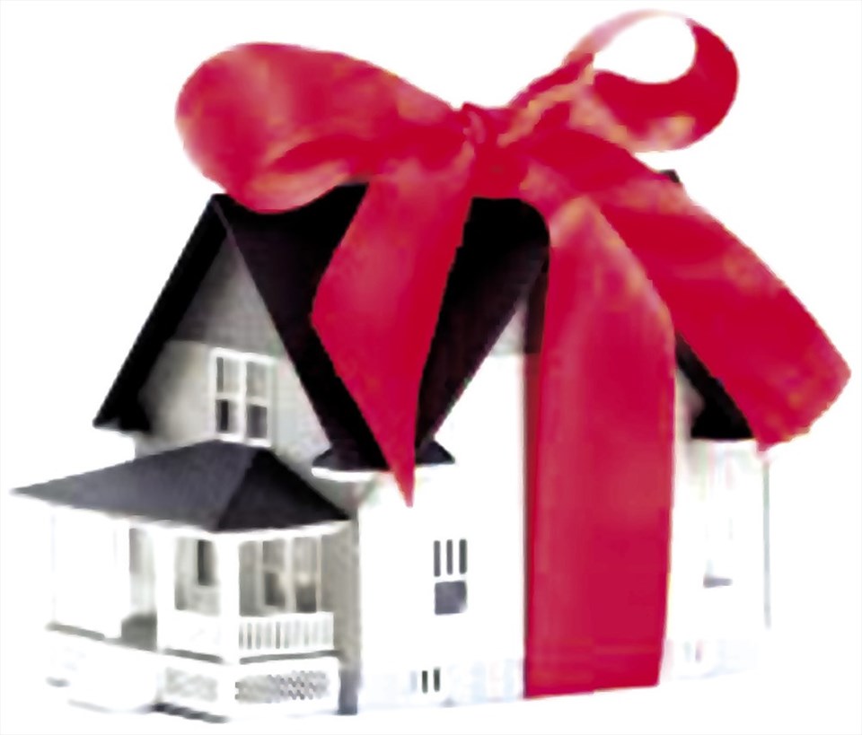 Khi được tặng cho tài sản, nên làm hợp đồng (ảnh minh họa). Khi được tặng cho tài sản, nên làm hợp đồng (ảnh minh họa).