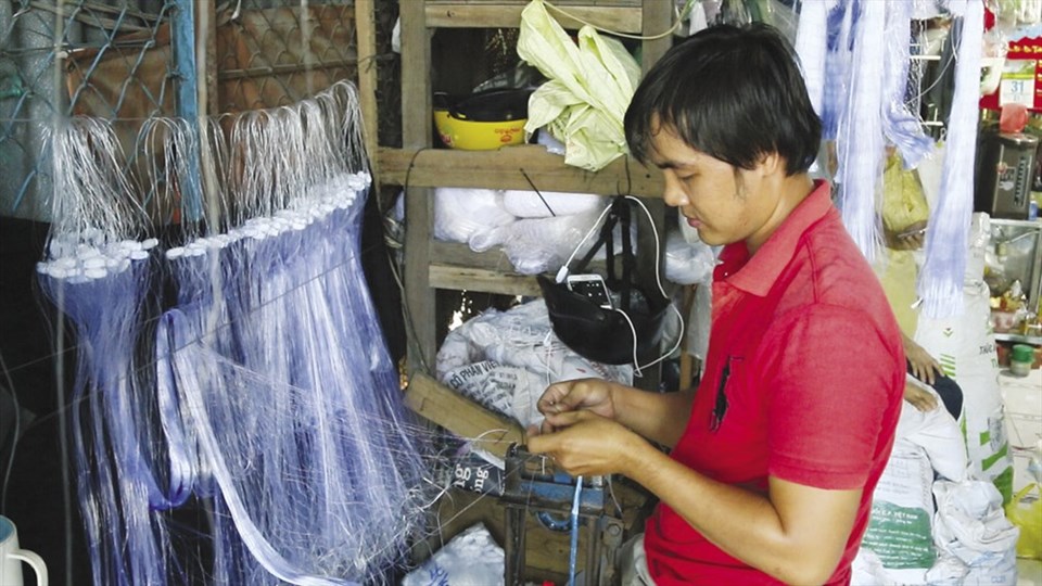 Người lao động ở đây đều có tuổi đời còn khá trẻ. Công việc trên đem lại một nguồn thu nhập đáng kể. Ảnh: BT Người lao động ở đây đều có tuổi đời còn khá trẻ. Công việc trên đem lại một nguồn thu nhập đáng kể. Ảnh: BT