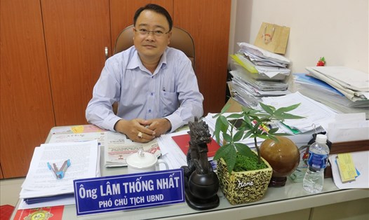 Ông Lâm Thống Nhất, PCT UBND phường 5, quận 8 (TP.HCM) trao đổi với PV báo Lao Động về những thông tin mà người dân phản ánh. 