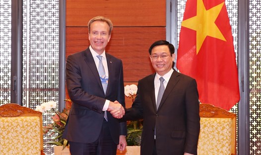 Phó Thủ tướng Vương Đình Huệ tiếp Chủ tịch điều hành WEF Borge Brende. Ảnh: Thành Chung. 