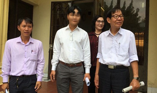Ông Vinh (thứ 2 từ trái qua) cùng gia đình sau khi Tòa tuyên trả hồ sơ điều tra bổ sung