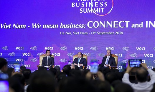 Thủ tướng Nguyễn Xuân Phúc đối thoại với doanh nghiệp tại Hội nghị thượng đỉnh kinh doanh Việt Nam chiều 13.9. Ảnh: Hồng Nguyễn. 