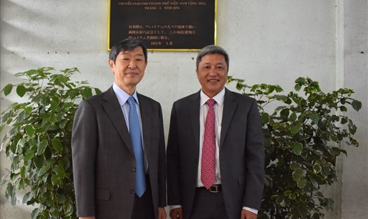 PGS TS Nguyễn Trường Sơn  chụp hình cùng Ngài Chủ tịch Shinichi Kitaoka – trưởng Đoàn Cơ quan Hợp tác Quốc tế Nhật Bản (JICA)