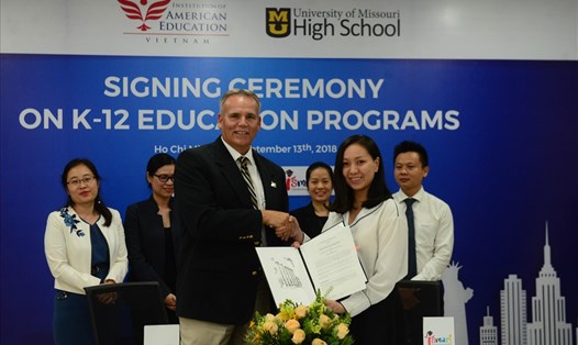 Việc ký kết giữa IAE và Trường ĐH Đại học Missouri, cơ hội lấy bằng Tú tài Hoa Kỳ và du học Mỹ đã mở ra trước mắt các em học sinh trung học Việt Nam với chi phí tiết kiệm. Ảnh: T.S